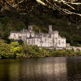 Enjoy an excursion to Kylemore Abbey organised by your ground-handling-agent in Ireland - Discover Ireland Tours 